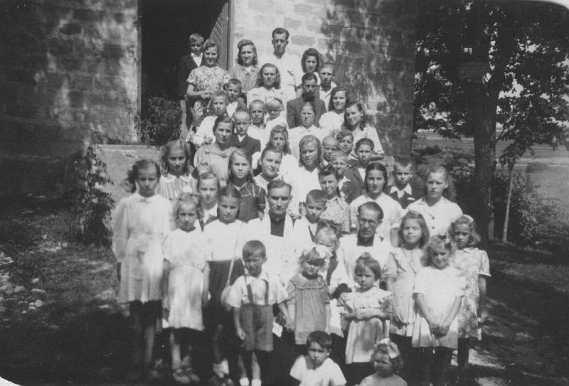 parafia polskokatolicka 1_10.jpg - Rok 1950.  Ks. Teodor Elerowski w otoczeniu dzieci i młodzieży oraz w towarzystwie ks. Józefa Nowaka - jego następcy